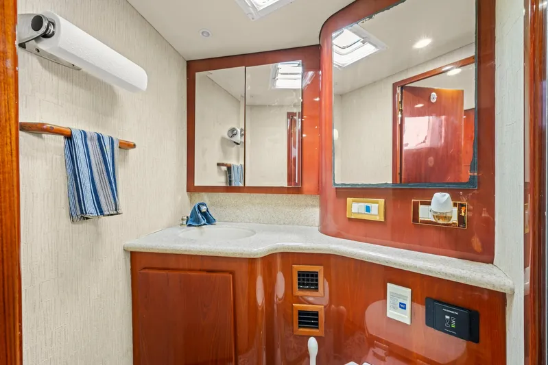 Pale Horse Yacht Photos Pics 2006 Buddy Davis 48 Express PALE HORSE Head