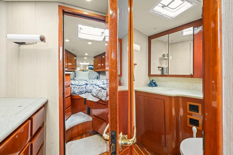 Pale Horse Yacht Photos Pics 2006 Buddy Davis 48 Express PALE HORSE Head