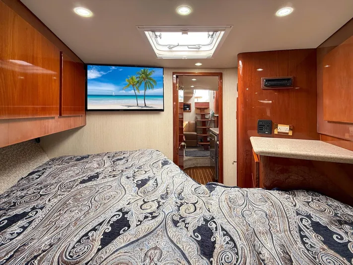 Pale Horse Yacht Photos Pics 2006 Buddy Davis 48 Express PALE HORSE Owner's Stateroom