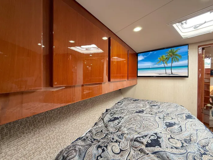 Pale Horse Yacht Photos Pics 2006 Buddy Davis 48 Express PALE HORSE Owner's stateroom