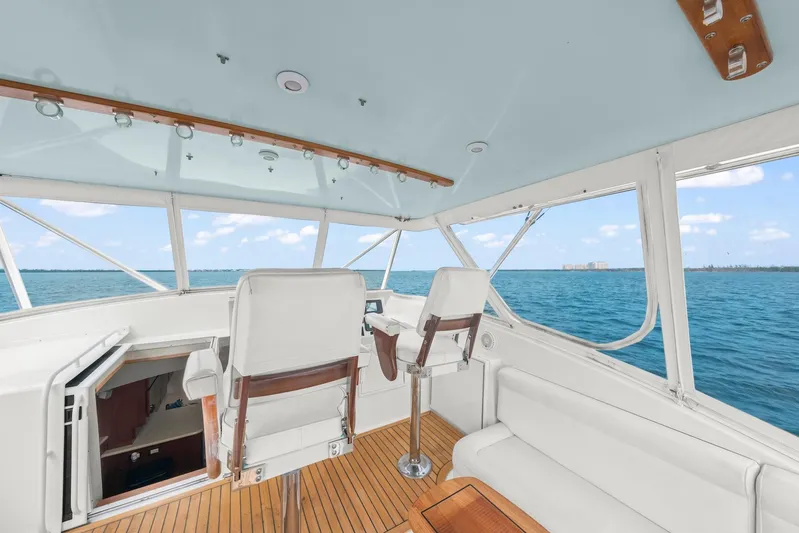 Pale Horse Yacht Photos Pics 2006 Buddy Davis 48 Express PALE HORSE Flybridge Helm