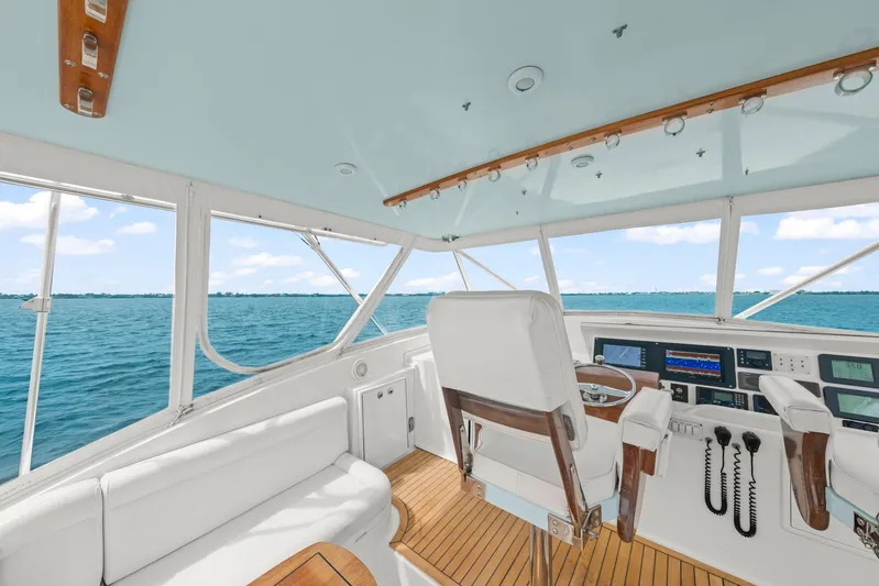 Pale Horse Yacht Photos Pics 2006 Buddy Davis 48 Express PALE HORSE Flybridge Helm