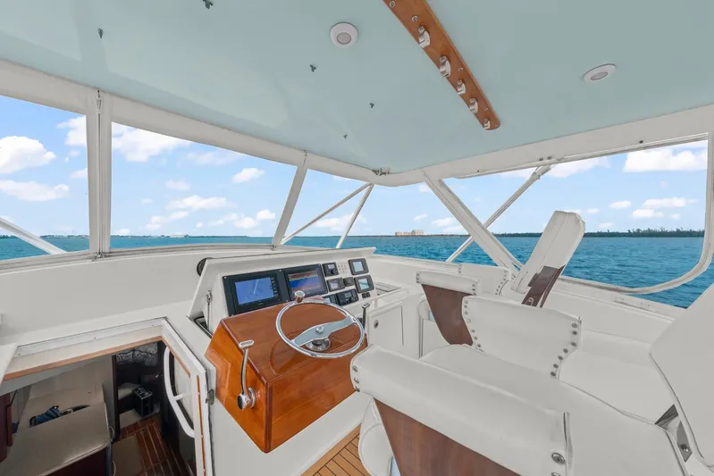 Pale Horse Yacht Photos Pics 2006 Buddy Davis 48 Express PALE HORSE Flybridge Helm