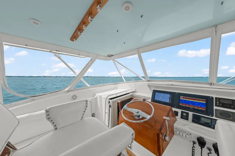 Pale Horse Yacht Photos Pics 2006 Buddy Davis 48 Express PALE HORSE Flybridge Helm