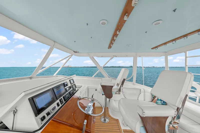 Pale Horse Yacht Photos Pics 2006 Buddy Davis 48 Express PALE HORSE Flybridge Helm