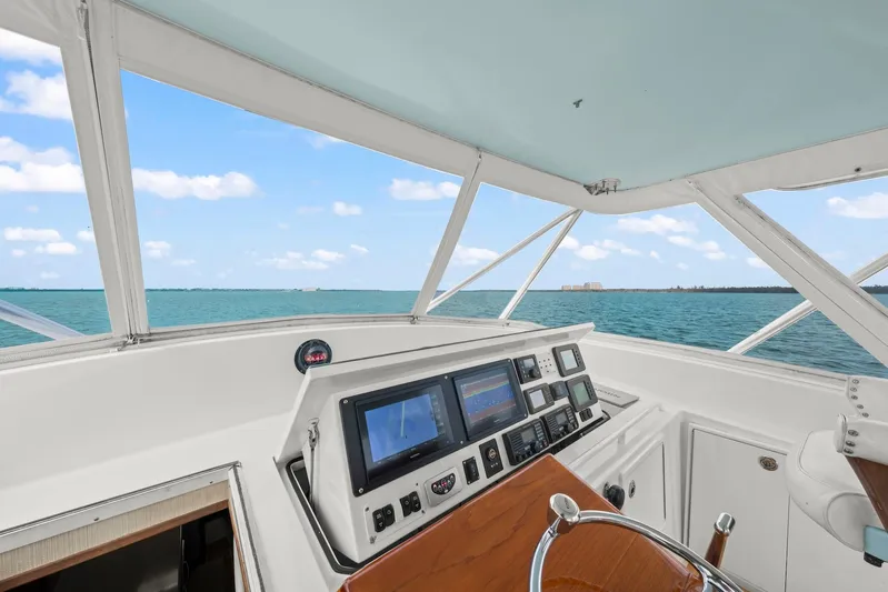 Pale Horse Yacht Photos Pics 2006 Buddy Davis 48 Express PALE HORSE Flybridge Helm