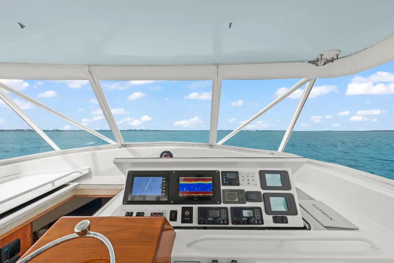 Pale Horse Yacht Photos Pics 2006 Buddy Davis 48 Express PALE HORSE Flybridge Helm