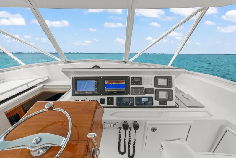 Pale Horse Yacht Photos Pics 2006 Buddy Davis 48 Express PALE HORSE Flybridge Helm