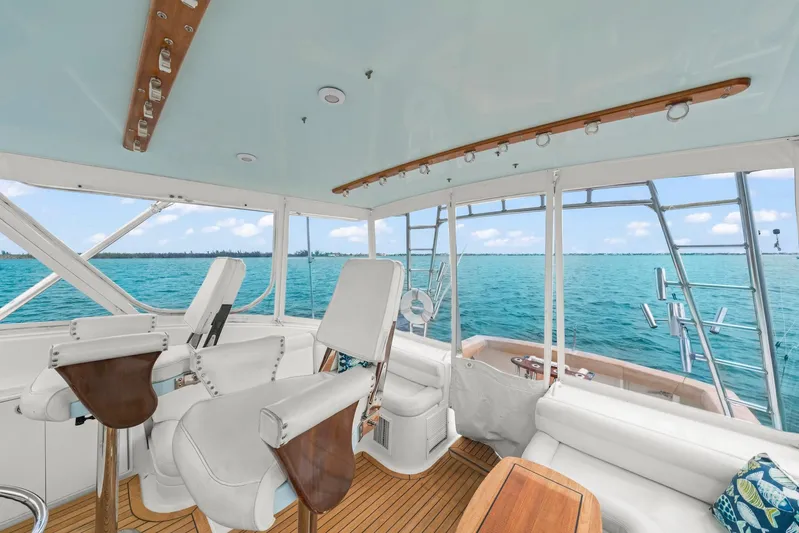 Pale Horse Yacht Photos Pics 2006 Buddy Davis 48 Express PALE HORSE Flybridge Helm/Salon