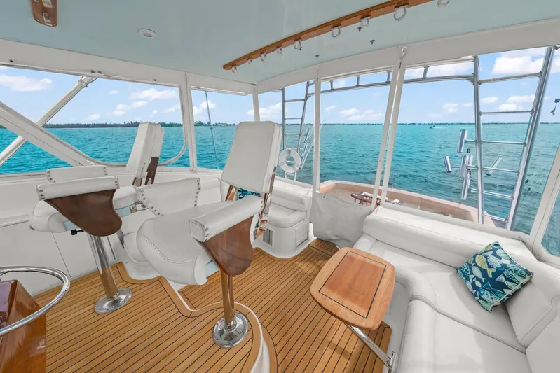 Pale Horse Yacht Photos Pics 2006 Buddy Davis 48 Express PALE HORSE Flybridge Helm/Salon