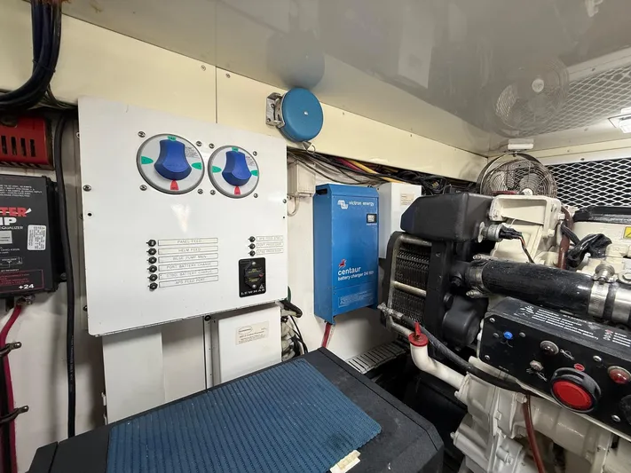 Pale Horse Yacht Photos Pics 2006 Buddy Davis 48 Express PALE HORSE Engine Room