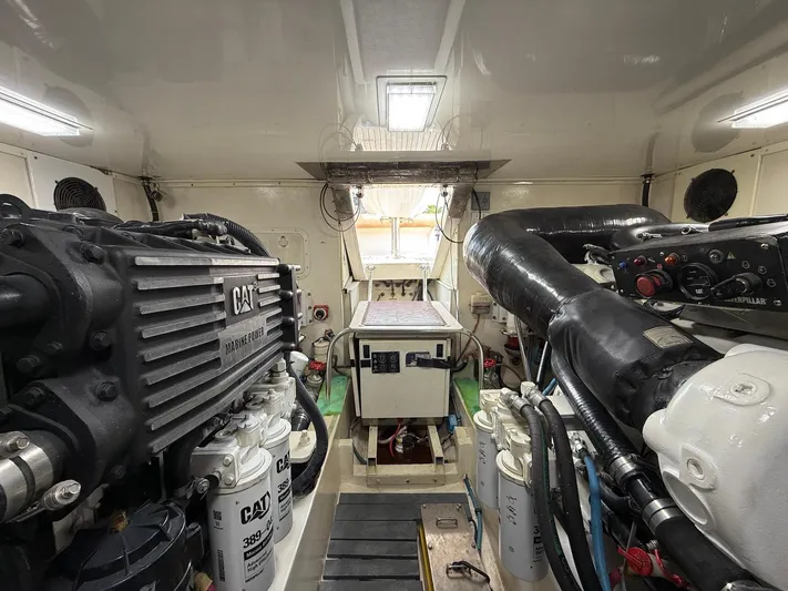 Pale Horse Yacht Photos Pics 2006 Buddy Davis 48 Express PALE HORSE Engine Room