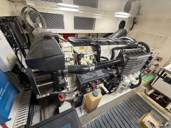 Pale Horse Yacht Photos Pics 2006 Buddy Davis 48 Express PALE HORSE Engine Room