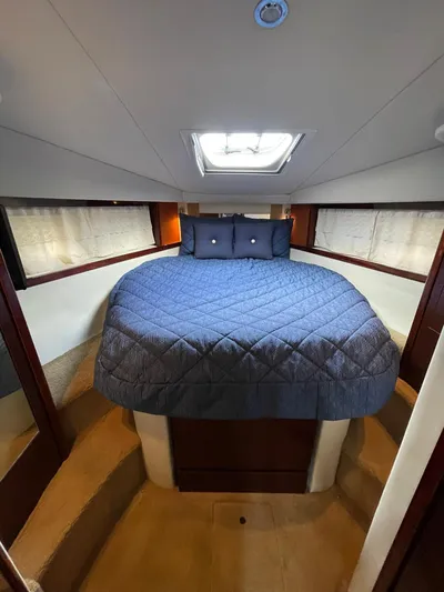 Konichiwa Yacht Photos Pics 2010 Sea Ray 390 Sundancer cabin with bed and skylight.