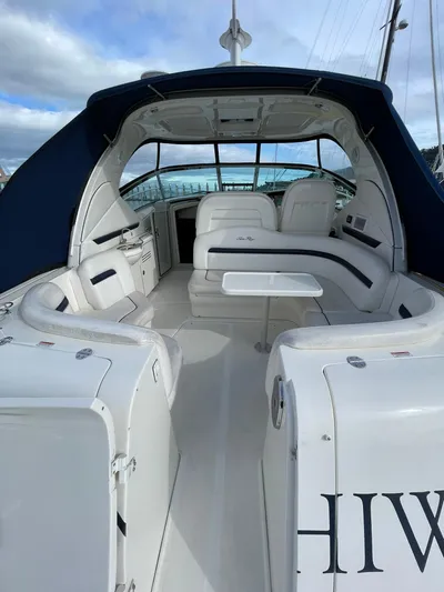 Konichiwa Yacht Photos Pics 2010 Sea Ray 390 Sundancer yacht interior with seating and table.