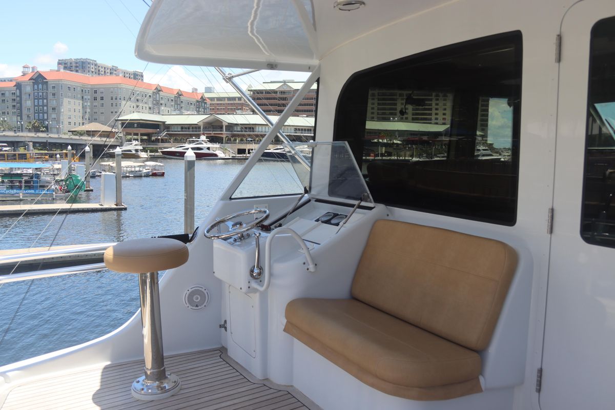 2003 Hatteras 70 