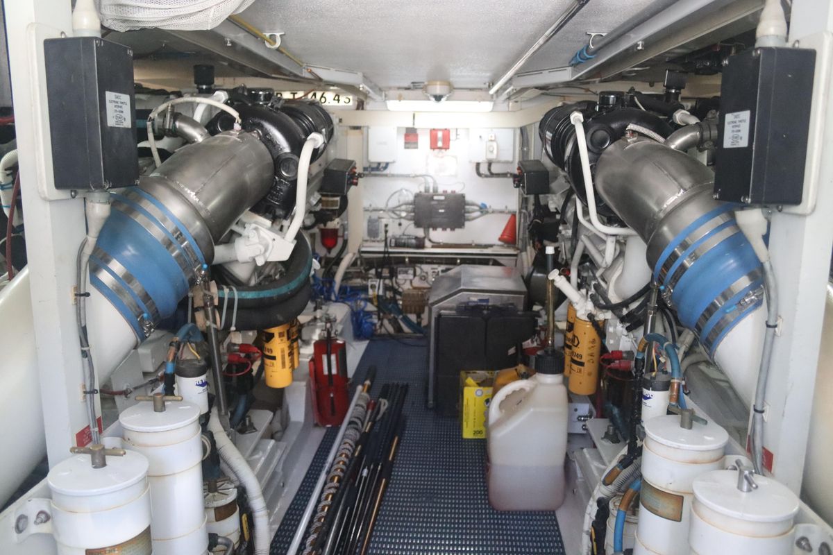 2003 Hatteras 70 