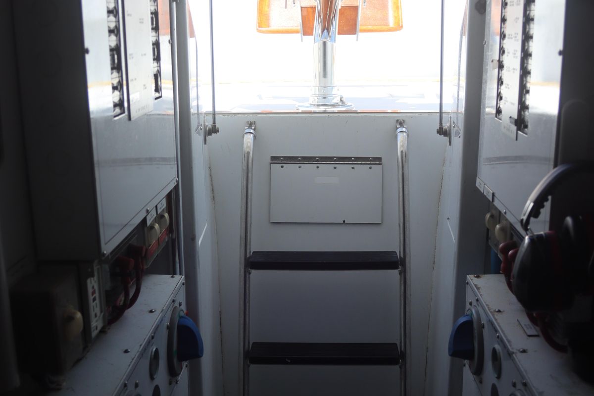 2003 Hatteras 70 