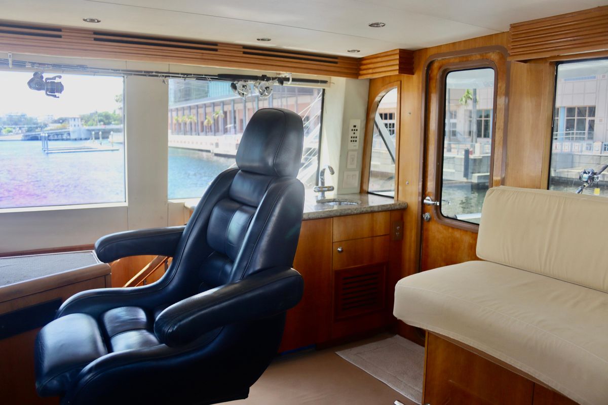 2003 Hatteras 70 