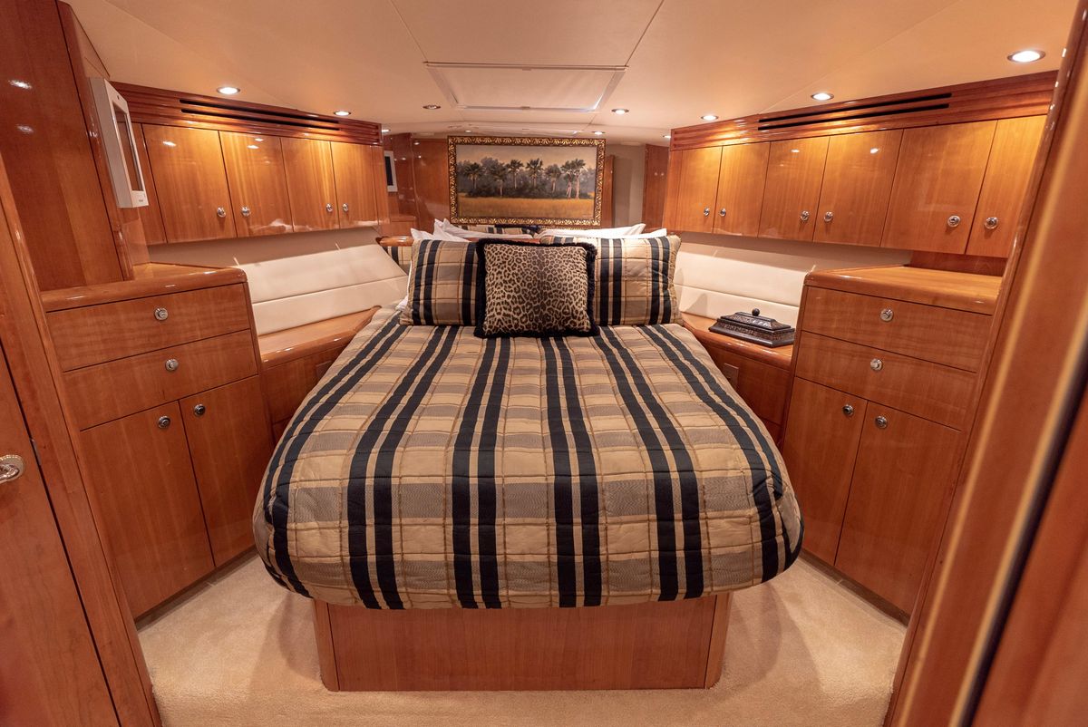 2003 Hatteras 70 