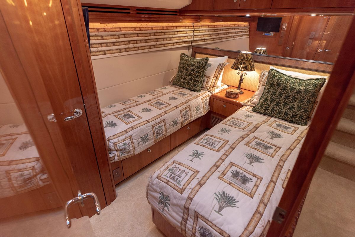 2003 Hatteras 70 