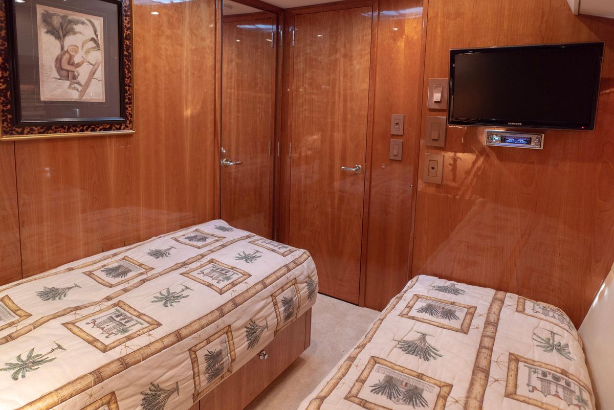 2003 Hatteras 70 