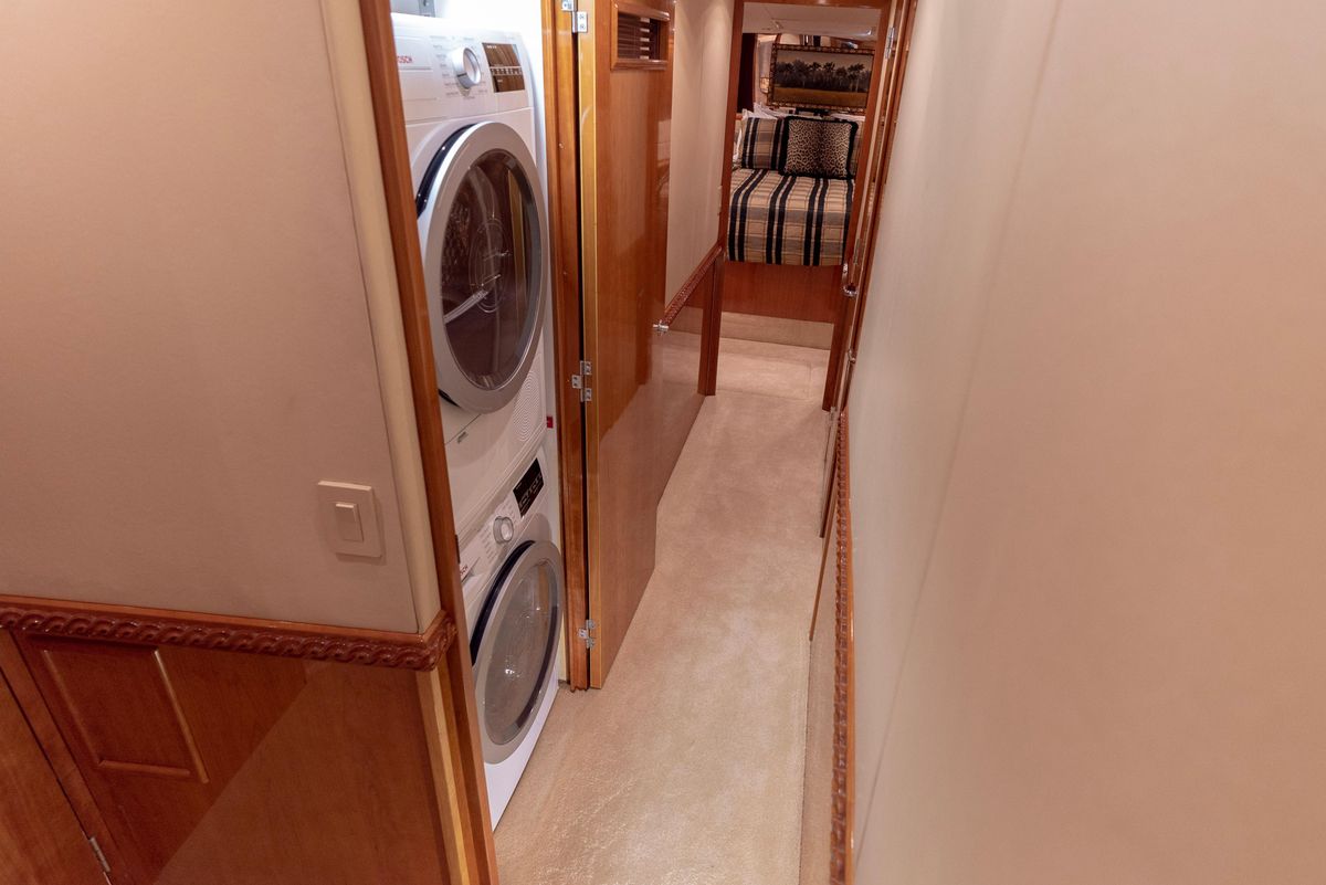 2003 Hatteras 70 