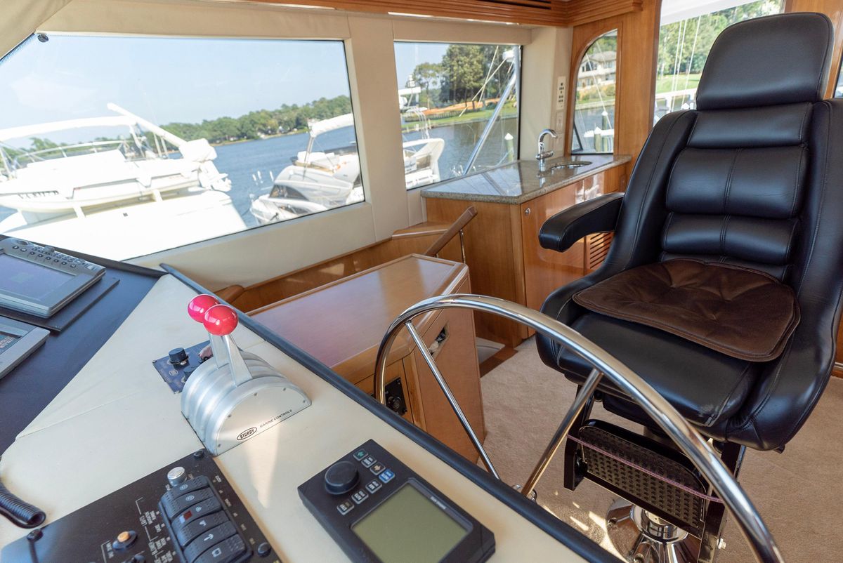 2003 Hatteras 70 