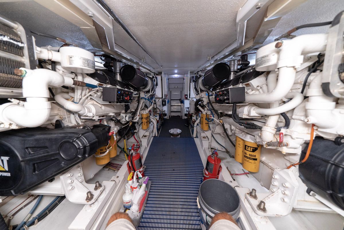 2003 Hatteras 70 