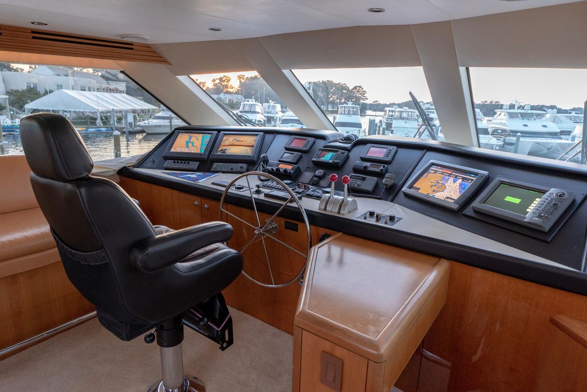 2003 Hatteras 70 
