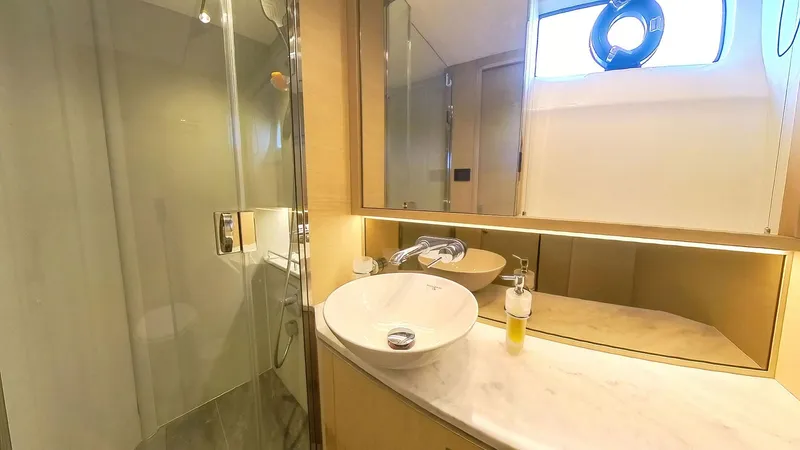 Above Deck Yacht Photos Pics Master Head