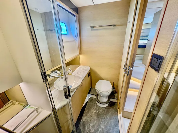 Above Deck Yacht Photos Pics Master Head