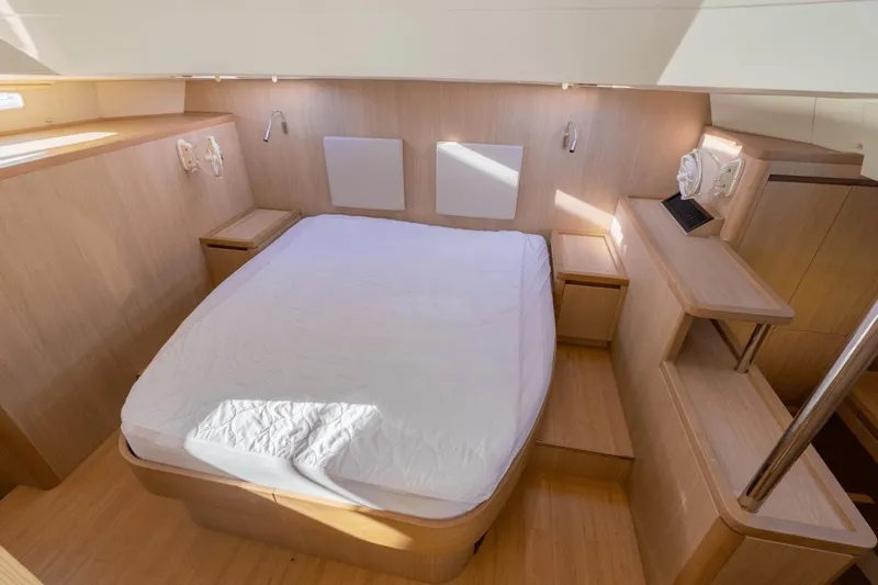 Cay Sera Yacht Photos Pics Interior of Aquila 44 yacht, bedroom with double bed, year 2019.