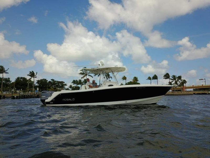 2015 Robalo R300 Center Console