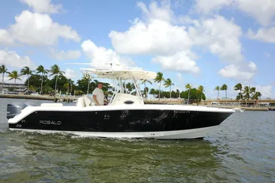 Robalo R300 Center Console