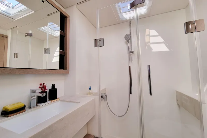  Yacht Photos Pics Lagoon Sixty 7 - Head