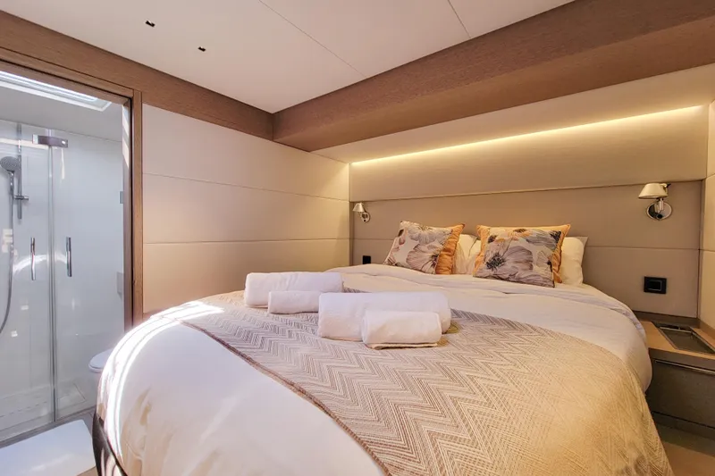  Yacht Photos Pics Lagoon Sixty 7 - Cabin