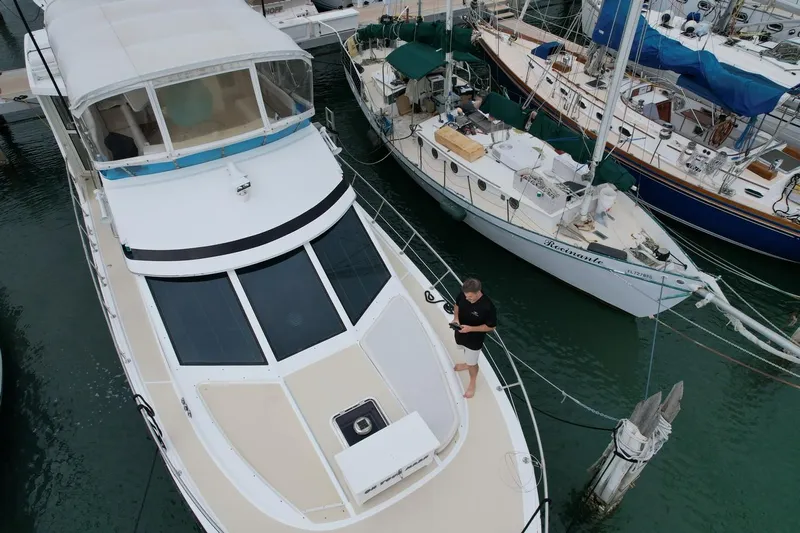 Jefferson Rivanna 50 Sdmy Yacht Photos Pics 2005 Jefferson Rivanna 50 SDMY yacht docked beside sailboats in a marina.