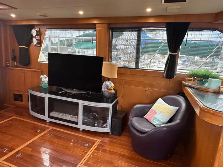 Jefferson Rivanna 50 Sdmy Yacht Photos Pics Luxurious 2005 Jefferson Rivanna 50 SDMY yacht interior with TV, armchair, and wooden flooring.