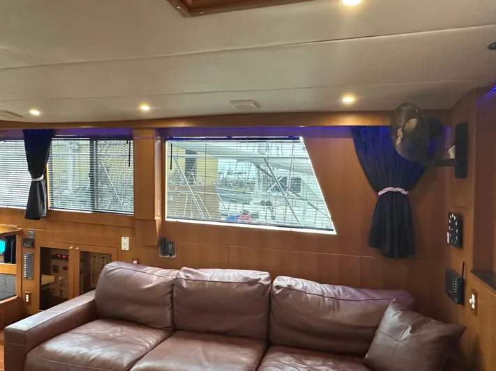 Jefferson Rivanna 50 Sdmy Yacht Photos Pics Interior of 2005 Jefferson Rivanna 50 SDMY yacht with leather sofa and large windows.