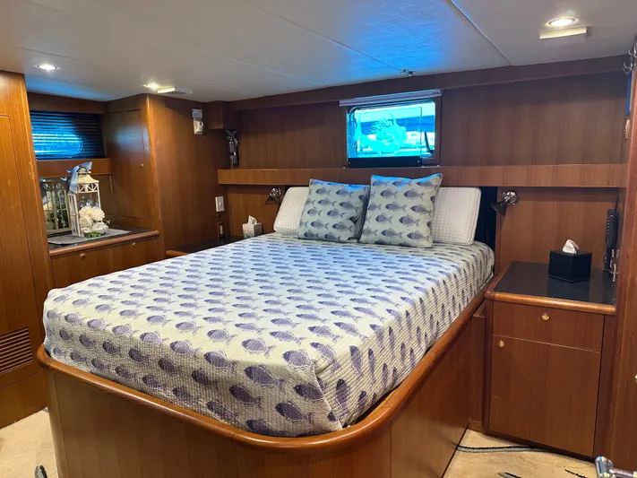 Jefferson Rivanna 50 Sdmy Yacht Photos Pics Luxurious bedroom interior of 2005 Jefferson Rivanna 50 SDMY yacht with wooden furnishings.