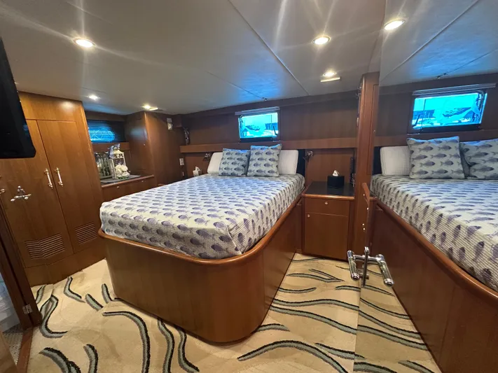 Jefferson Rivanna 50 Sdmy Yacht Photos Pics Luxurious cabin interior of 2005 Jefferson Rivanna 50 SDMY yacht with elegant wood finish.