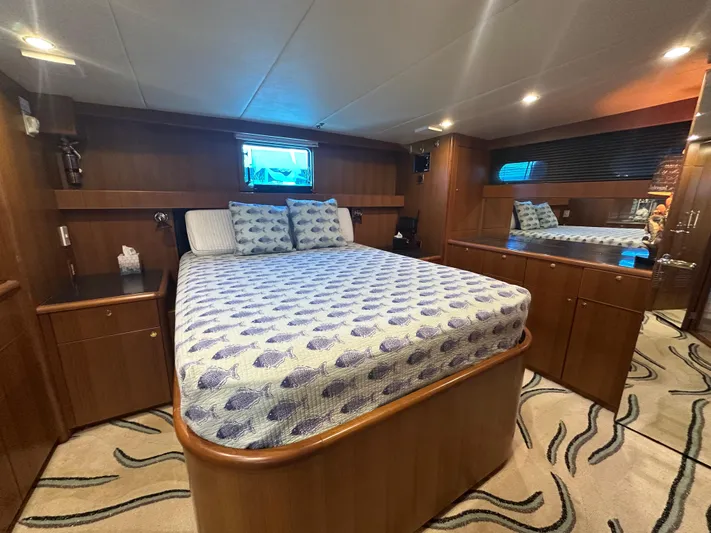 Jefferson Rivanna 50 Sdmy Yacht Photos Pics Luxurious bedroom interior of 2005 Jefferson Rivanna 50 SDMY yacht with elegant wood finish.