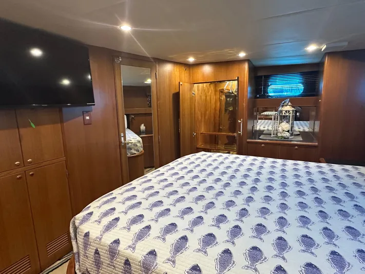 Jefferson Rivanna 50 Sdmy Yacht Photos Pics Luxurious bedroom interior of 2005 Jefferson Rivanna 50 SDMY yacht with wood paneling and TV.