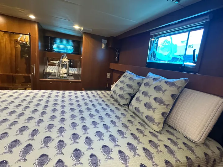 Jefferson Rivanna 50 Sdmy Yacht Photos Pics Luxurious bedroom interior of 2005 Jefferson Rivanna 50 SDMY yacht with patterned bedding.