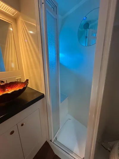 Jefferson Rivanna 50 Sdmy Yacht Photos Pics Compact bathroom with shower in 2005 Jefferson Rivanna 50 SDMY yacht.