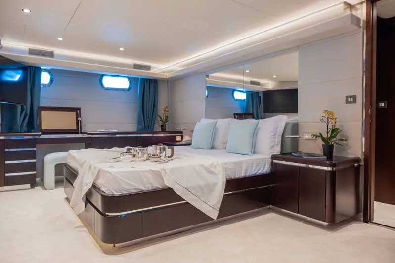 Bellini Yacht Photos Pics Luxurious bedroom interior on 1988 Cantieri di Pisa AKHIR 30 yacht.