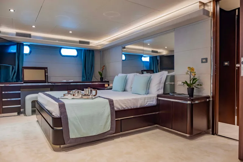 Bellini Yacht Photos Pics Luxurious bedroom interior on 1988 Cantieri di Pisa AKHIR 30 yacht, featuring elegant decor and modern amenities.