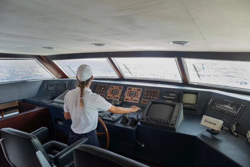 Bellini Yacht Photos Pics Person navigating Cantieri di Pisa AKHIR 30 yacht's control room, 1988 model.