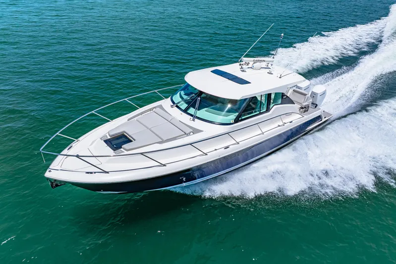 Yacht Photos Pics 2022 Tiara Yachts 43 LE cruising on open water, showcasing sleek design and performance.